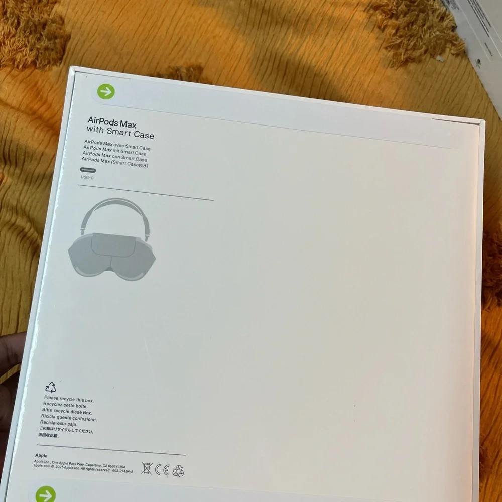 EXCELLENT CONDITION) Apple AirPods Max Over-Ear Headphones - Orange (